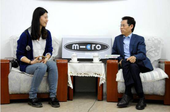 携手世界轮滑变形金刚亮相北京利生体育商厦_