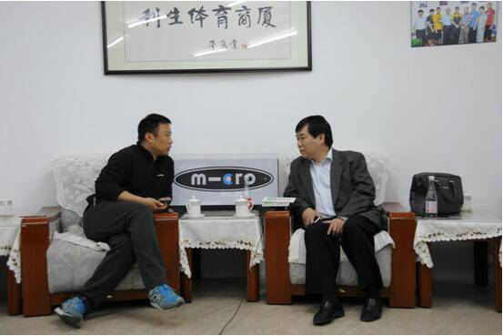 携手世界轮滑变形金刚亮相北京利生体育商厦_