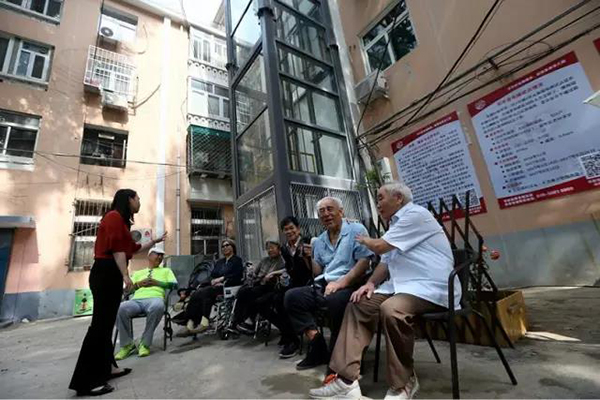 北京老旧小区改造:居民关心加装电梯,建停车位