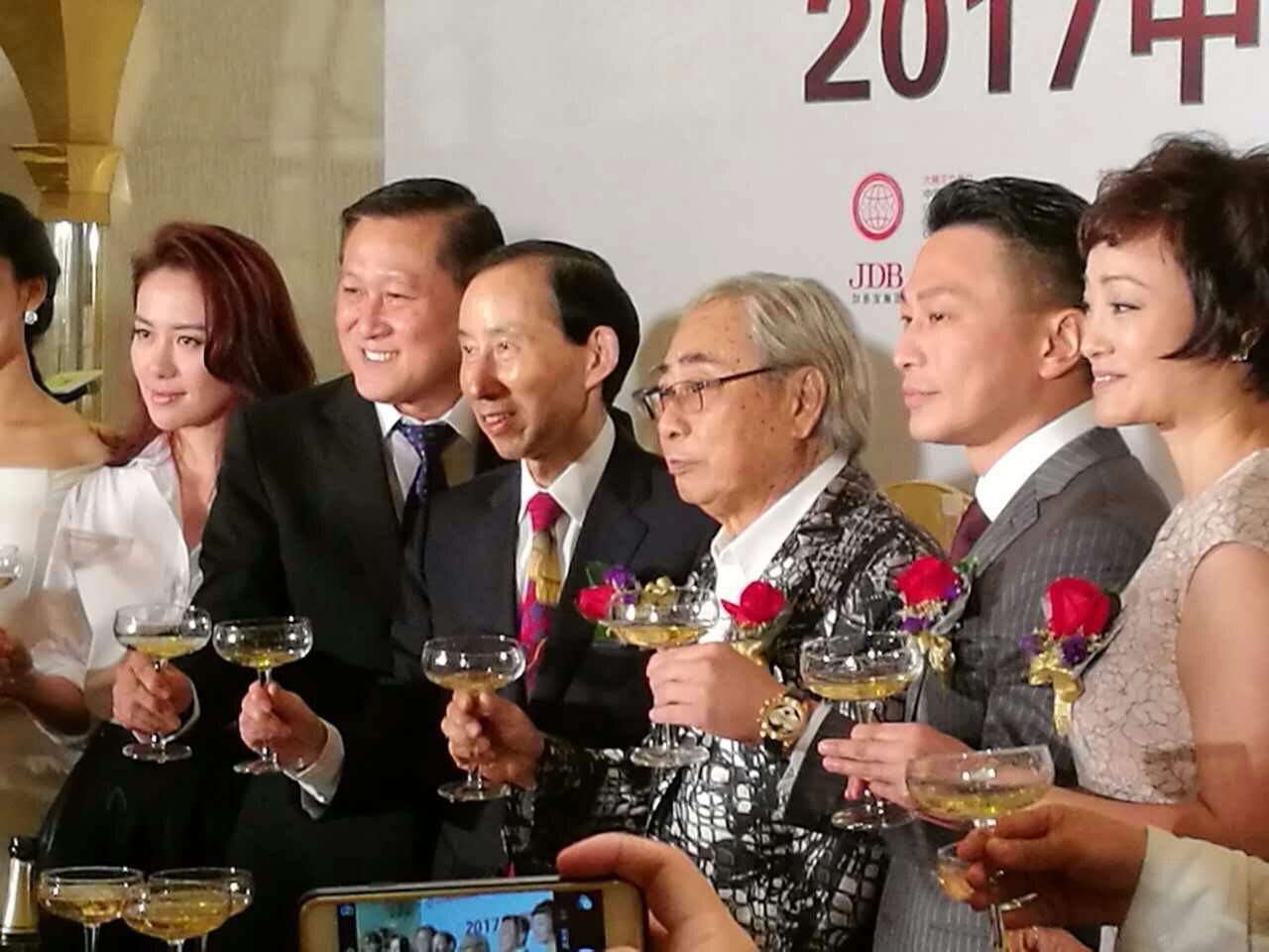 汇福集团董事长_君汇集团董事长图片(3)