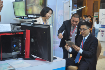 新一代医疗应用裸眼3D伊索云智能屏全球震撼