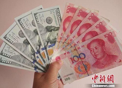 资料图:人民币和美元。中新网记者 李金磊 摄