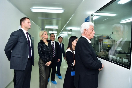 USANA创始人麦伦·华斯博士莅临葆婴葆苾康中国工厂参观指导_CCTV证券资讯频道官方网站