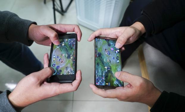 比iPhoneX电池大了1284毫安时的Mate10Pro能