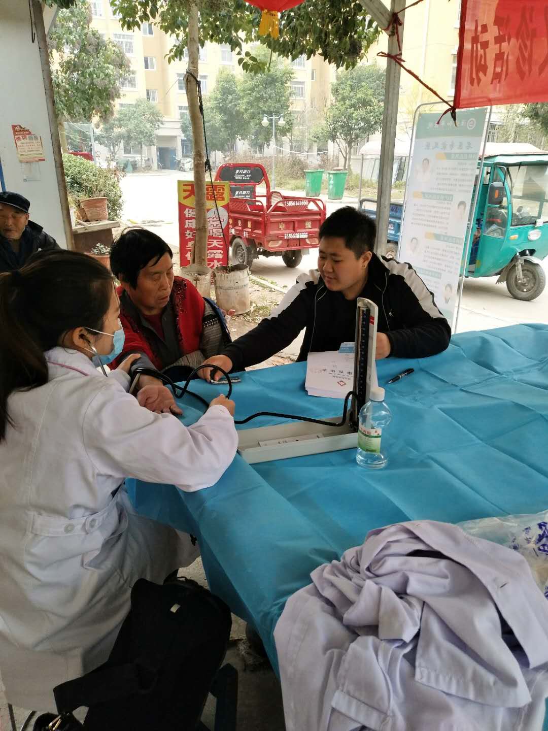 淮北和平医院志愿敬老行,关爱传真情义诊活动