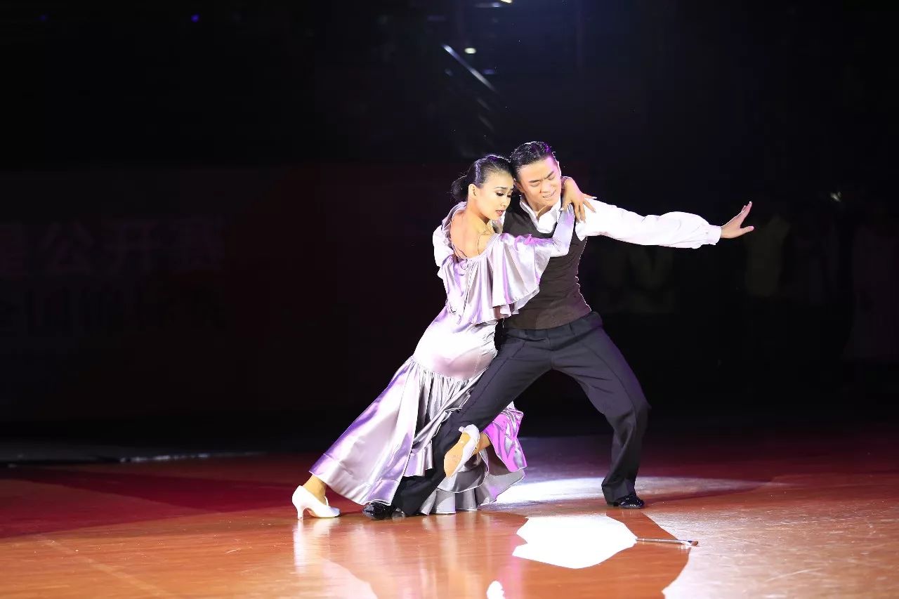 冬天一把火国标舞热爆深圳盐田大梅沙_CCTV