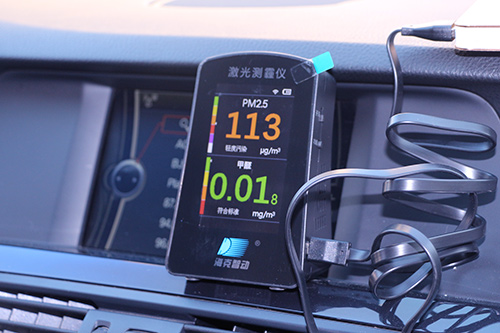 橙色指示灯闪烁,显示车内空气质量良